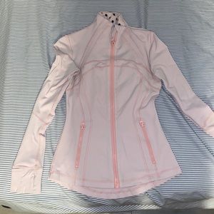 Hello I am selling a lulu lemon active sweater color pink size XS